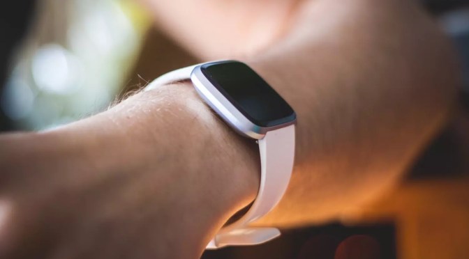 La marque « Fitbit » rappelle 1,7 million de montres connectées présentant des risques de brûlures.