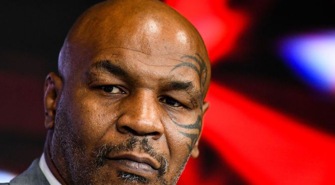 Mike Tyson boxe un jeune homme dans un avion.