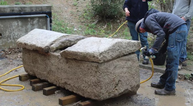 Archéologie : Un sarcophage romain de l&rsquo;Antiquité tardive vieux de 1500 ans découvert dans les Pyrénées-Orientales
