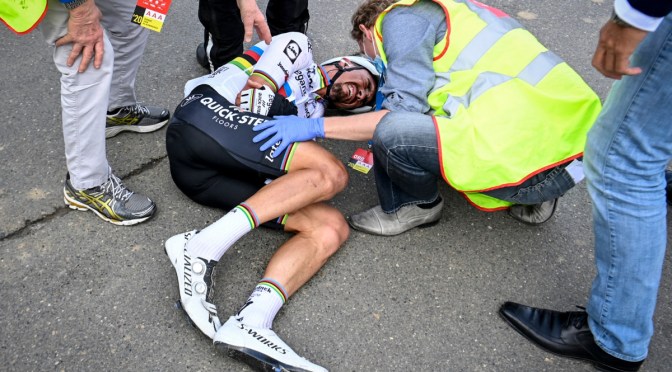 Cyclisme : Julian Alaphilippe gravement blessé après une chute : un pneumothorax, deux côtes et une omoplate cassées!
