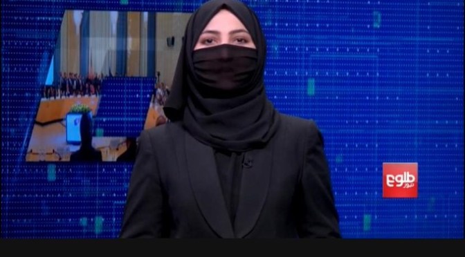 Afghanistan : des présentatrices télé défient l&rsquo;ordre des Taliban avant de se couvrir le visage!