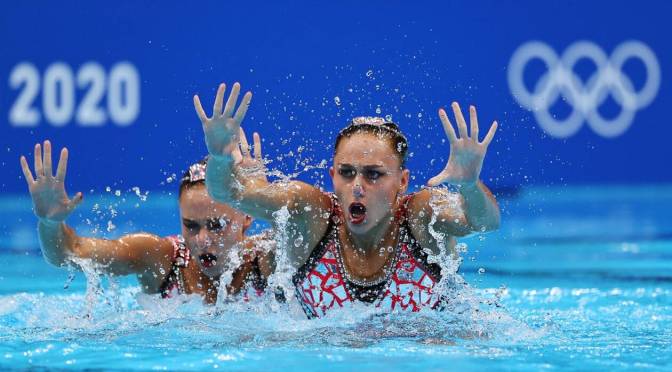 JO Tokyo – Natation artistique : les sœurs française, Charlotte et Laura, nagent contre les violences faites aux femmes.