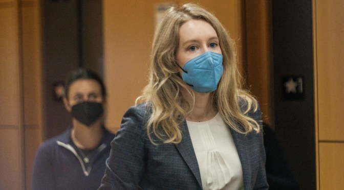 Elizabeth Holmes, créatrice de « Theranos » jugée pour fraude fiscale, risque 20 ans de prison.