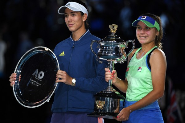 Sofia-Kenin-Garbine-Muguruza-posentleur-tropheela-victoire-Americaine-Espagnole-finale-Open-Australie-1er-fevrier-2020-Melbourne_1_1400_933