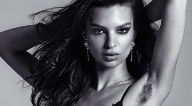Emily Ratajkowski expose ses aisselles poilues !