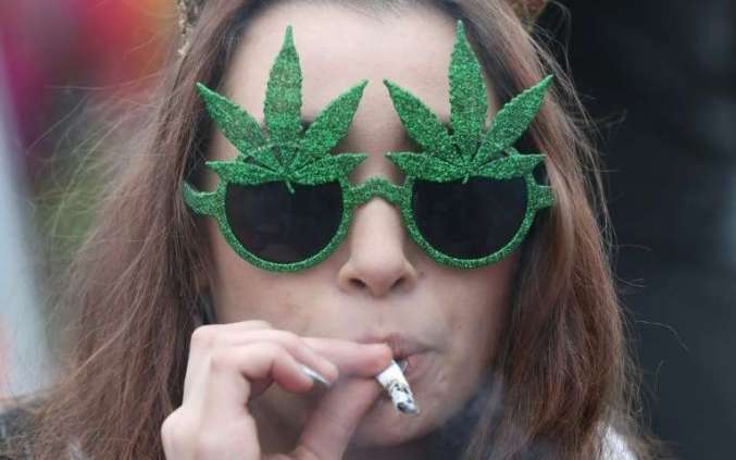 une-femme-fumant-du-cannabis-le-20-avril-2017-devant-le-parlement-a-ottawa