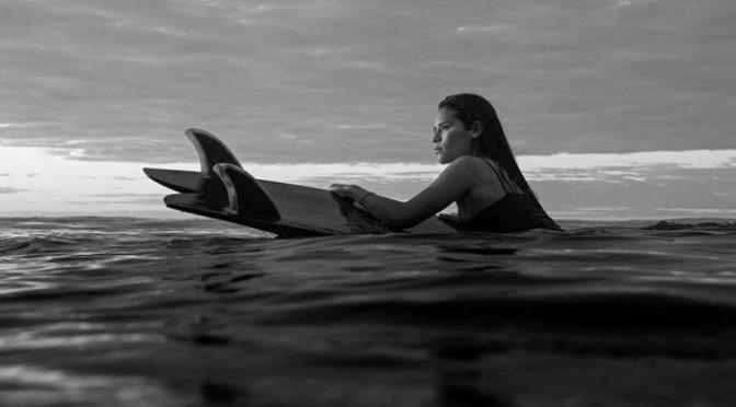 La surfeuse salvadorienne Katherine Diaz meurt frappée par la foudre durant son entraînement.