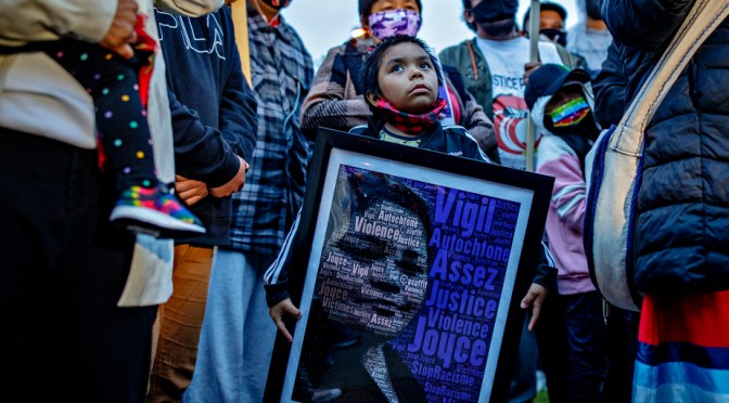 Canada : Indignation après la mort d’une femme autochtone insultée sur son lit d’hôpital.