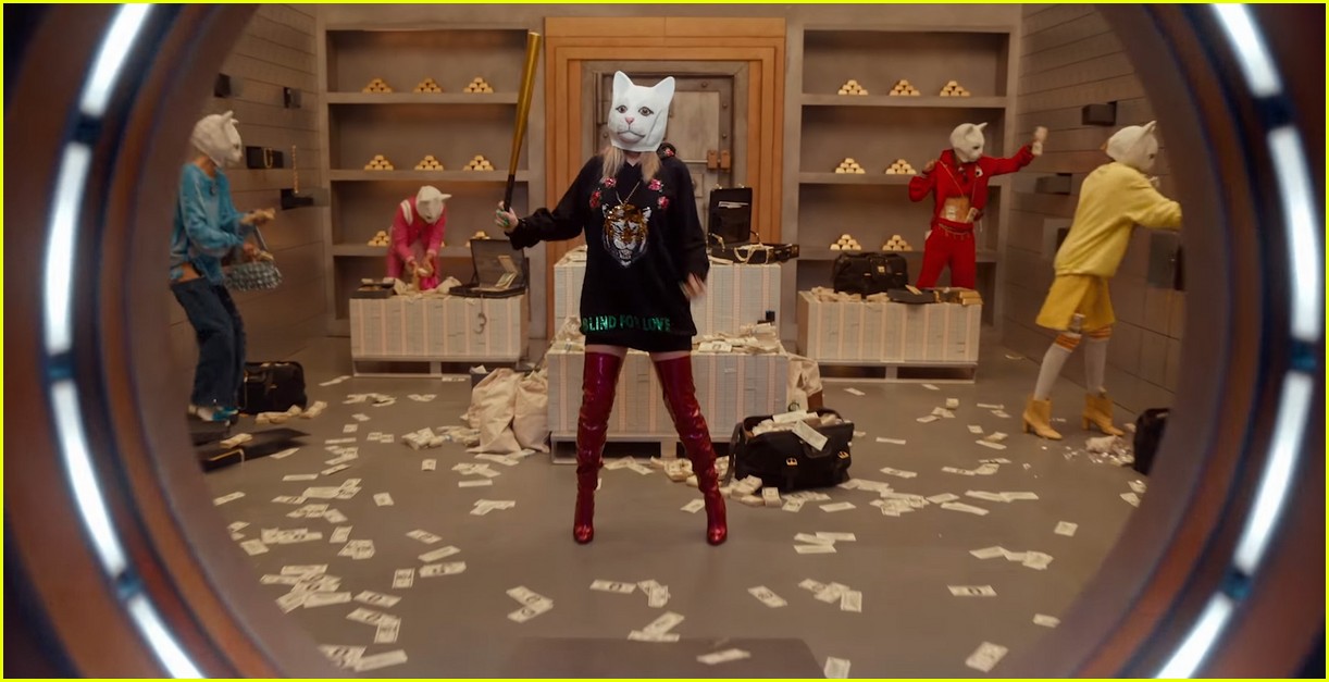 taylor-swift-look-what-you-made-me-do-video-stills-17