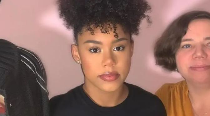 Ruby Williams une adolescente anglaise renvoyée chez elle, à cause de sa coupe de cheveux « afro ».