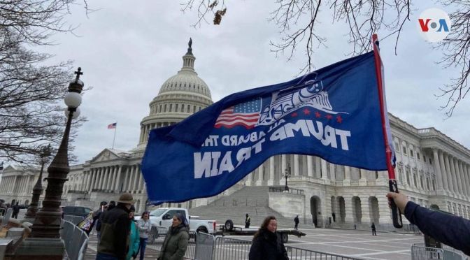 Une femme qui se vantait d&rsquo;avoir volé la bière de Nancy Pelosi lors de l&rsquo;assaut du Capitole a été arrêtée.