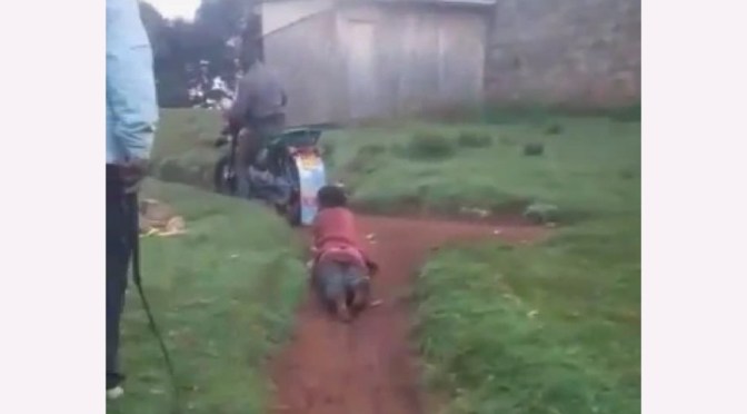 Kenya : Trois policiers arrêtés pour avoir traîné une femme à l&rsquo;arrière d&rsquo;une moto !