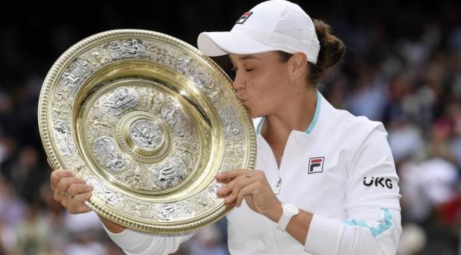 Tennis : l&rsquo;Australienne Ashleigh Barty remporte le tournoi de Wimbledon, son deuxième titre en grand Chelem.