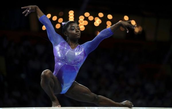 1259984-l-americaine-simone-biles-a-la-poutre-aux-championnats-du-monde-de-gymnastique-artistique-a-stuttgar