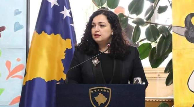 Vjosa Osmani élue présidente du Kosovo.