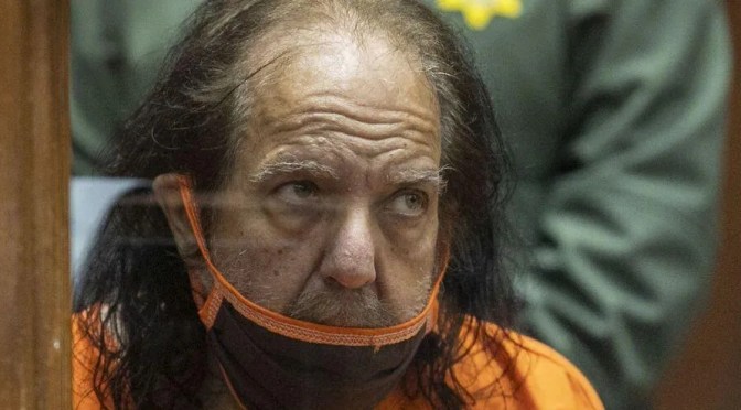 L’acteur de films X, Ron Jeremy, inculpé pour viols et agressions sur 21 femmes.