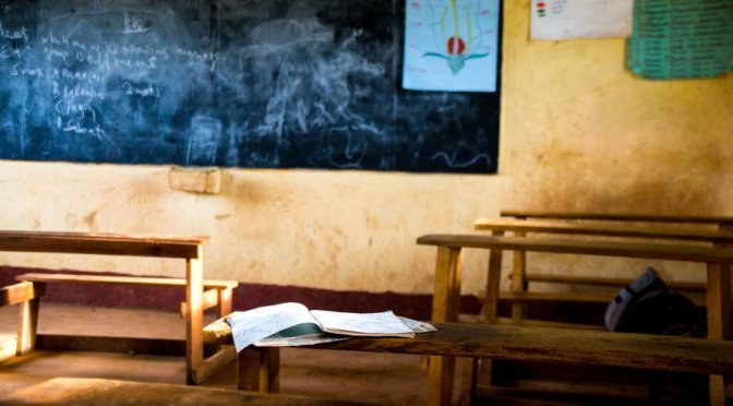 Kenya : humiliée par une professeure à cause de ses règles, une fille de 14 ans se suicide.