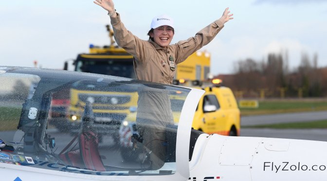 Zara Rutherford devient la plus jeune femme pilote à achever un tour du monde en solitaire en ULM.