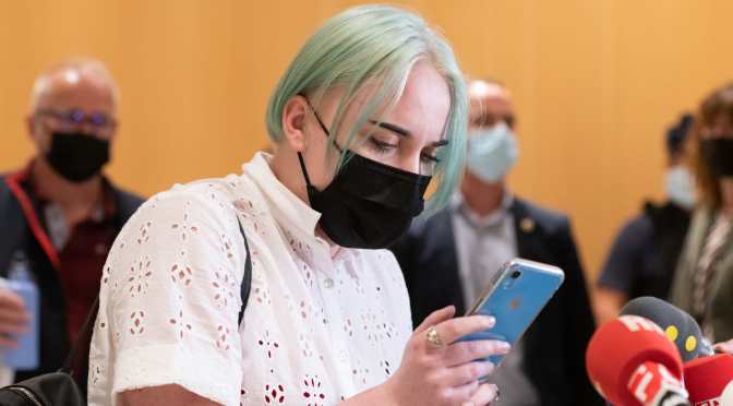 Affaire Mila : la jeune femme lit un message d&rsquo;insultes et menaces reçu pendant le procès de ses harceleurs.