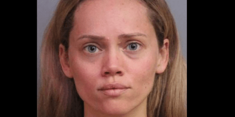 la-photo-de-courtney-irby-prise-le-soir-de-son-arrestation-au-commissariat-de-lakeland-floride