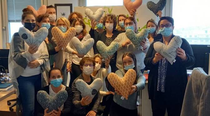 Rennes (France) : Des couturières confectionnent des coussins pour soulager les malades du cancer.