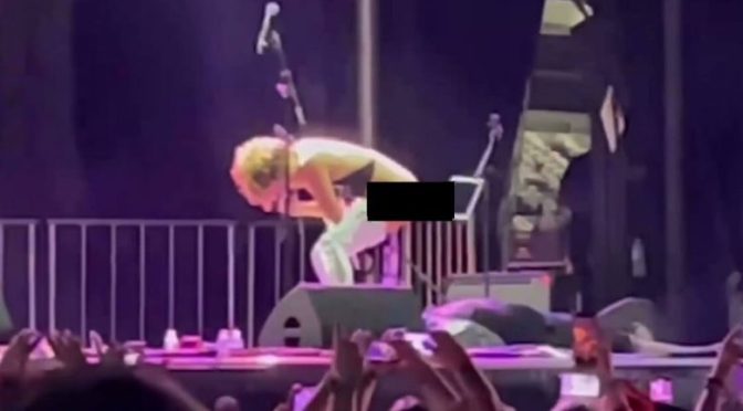 États-Unis : Une chanteuse urine sur le visage d’un spectateur en plein concert !