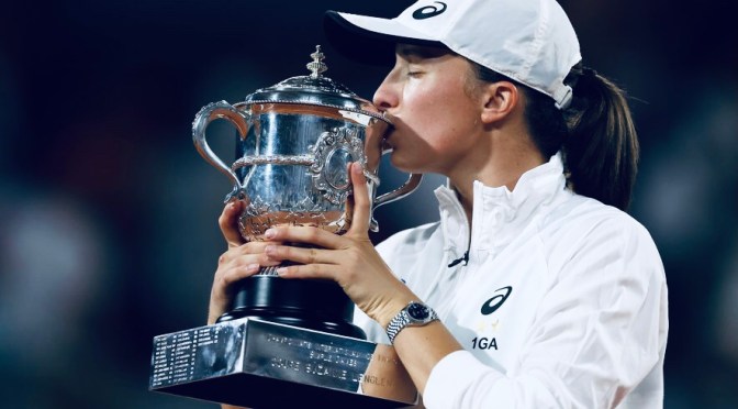 Iga Swiatek balaie Coco Gauff en finale et remporte un deuxième Roland-Garros!