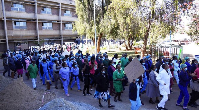 Zimbabwe : médecins et infirmières suspendent leur grève après des «menaces».