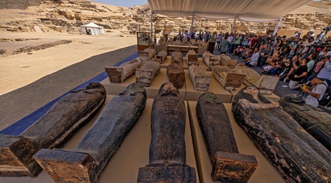Archéologie : découverte de 250 sarcophages et un papyrus dans la nécropole de Saqqarah