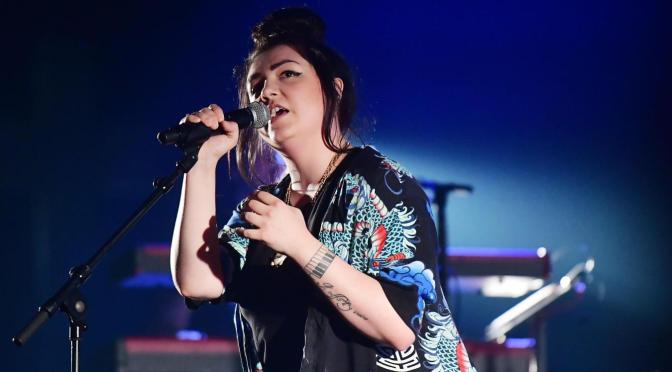 La chanteuse Hoshi “très malade” et hospitalisée, annule un premier concert.