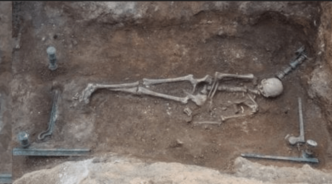 Archéologie : Découverte, en Grèce, d&rsquo;un mystérieux squelette de 2000 ans d&rsquo;une femme sur un &laquo;&nbsp;lit de sirène&nbsp;&raquo;.