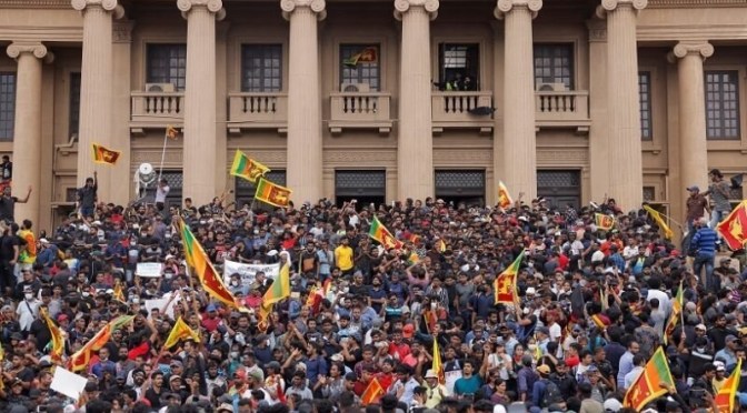 Sri Lanka : Des manifestants trouvent 17 millions de roupies en espèces à la résidence présidentielle et les remettent à la justice!