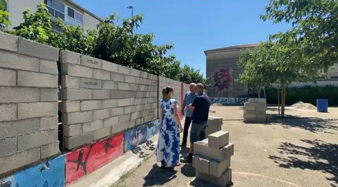 Violences à Arles (France) : un mur pour protéger une école contre les tirs d’armes à feu!