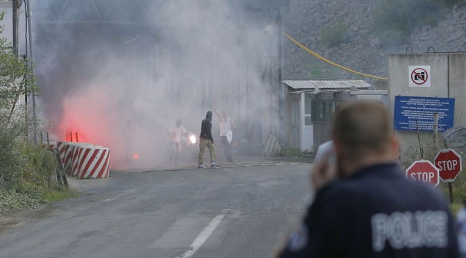 Le Kosovo reporte l’entrée en vigueur de nouvelles règles à la frontière serbe après de vives tensions.