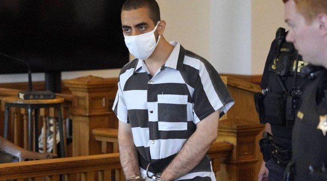 L’homme qui a poignardé Salman Rushdie, auteur de versets sataniques, s’est exprimé depuis sa prison.