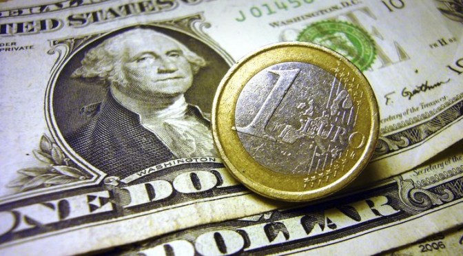 L&rsquo;euro rechute et atteint son plus bas niveau face au dollar depuis 2002!