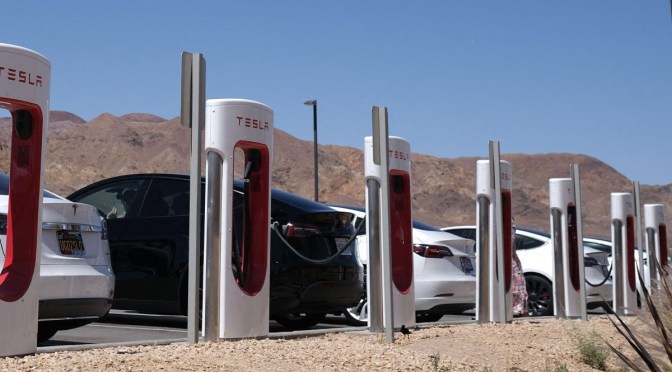 Les Californiens sommés de ne pas recharger leurs voitures électriques, après l&rsquo;interdiction des voitures à essence pour 2035