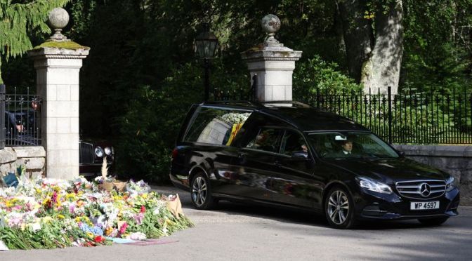 Pourquoi un corbillard allemand pour la Reine d’Angleterre? En voici la raison.