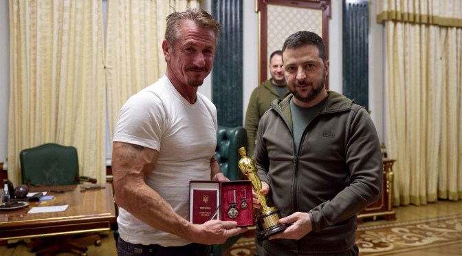 La vie des bouffons : L’acteur Sean Penn offre son Oscar a Volodymyr Zelensky «quand vous aurez gagné, rapportez-le à Malibu&nbsp;&raquo;