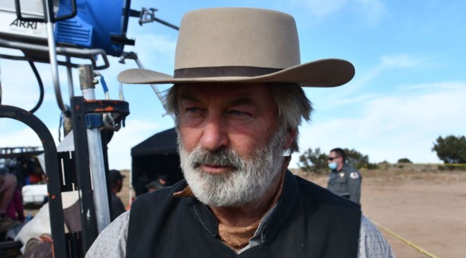 Tir mortel sur le tournage de « Rust » : Alec Baldwin porte plainte à son tour !