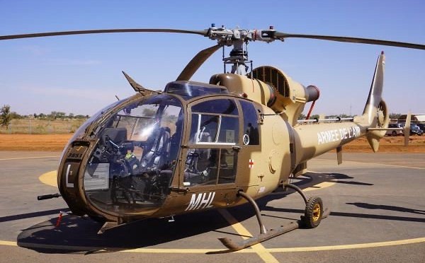 La France offre deux hélicoptères de type Gazelle SA 342 L1 au Niger