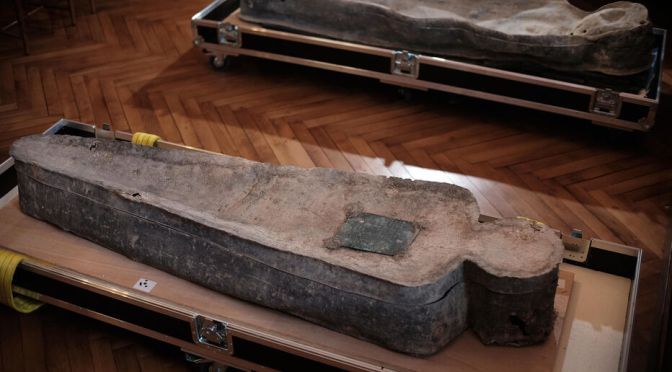 Des chercheurs révèlent les secrets des deux tombes découvertes à la cathédrale Notre-Dame de Paris!