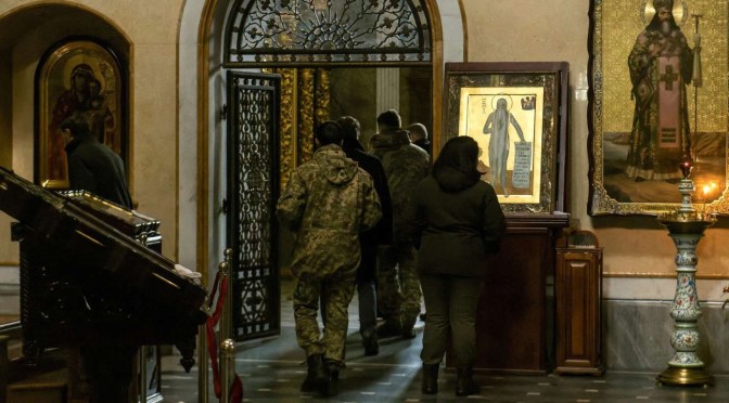 Guerre Russie-Ukraine: les forces ukrainiennes multiplient les perquisitions dans les communautés orthodoxes pour limiter les activités des organisations religieuses