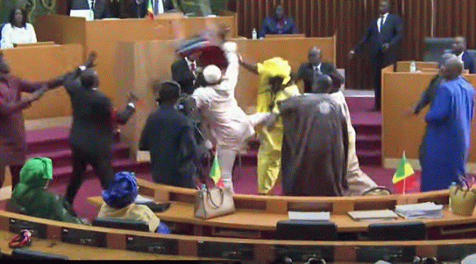 Sénégal : Une députée enceinte frappée en pleine assemblée par deux autres députés