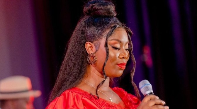La chanteuse ivoirienne Roseline Layo devient la première femme à décrocher le prix de “l’artiste Africa Radio de l’année&nbsp;&raquo;