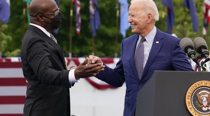 États-Unis : Joe Biden conforte sa majorité au Sénat avec la victoire de Raphael Warnock en Géorgie