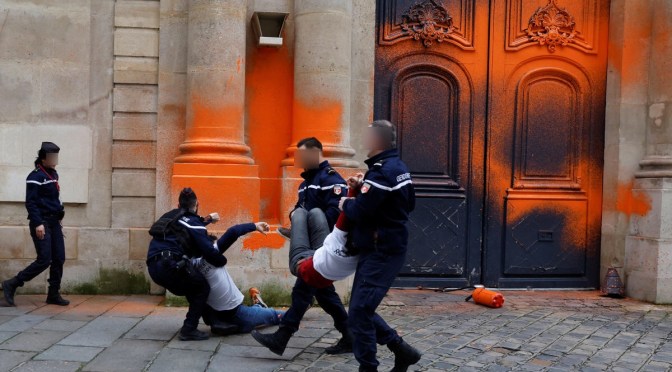 Des militants écologistes aspergent la façade de Matignon de peinture orange!
