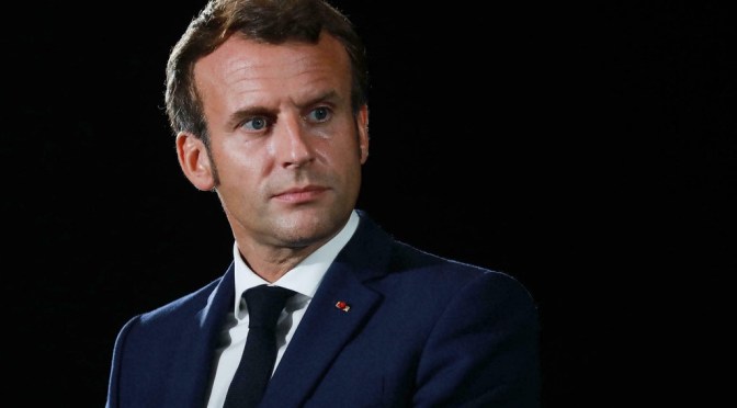 Emmanuel Macron porte plainte contre une &laquo;&nbsp;voyante&nbsp;&raquo; pour diffusion de caricature en Nazi