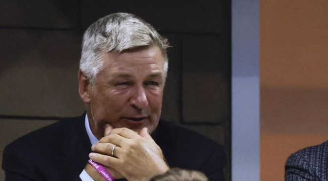 Tir mortel durant un tournage : l&rsquo;acteur Alec Baldwin sera inculpé pour homicide involontaire!