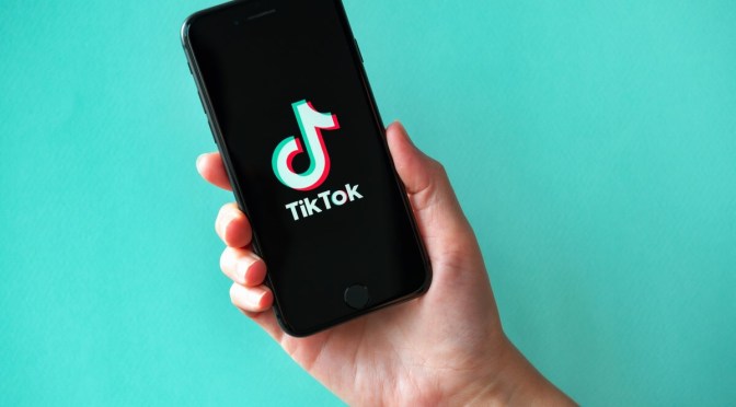 Les employés de TikTok ont un bouton secret pour rendre n&rsquo;importe quelle vidéo virale!